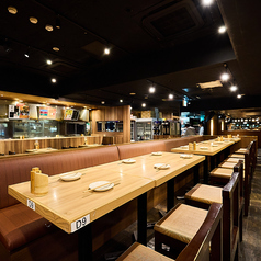 店内中央にあるお席です。最大20名様の同時着席ができるお席を2つ使うことで40名様のご利用が可能になります。【銀座 新橋 俺の 焼き鳥 炭火 コスパ 宴会 女子会 歓送迎会 飲み会 飲み放題 貸し切り 個室】