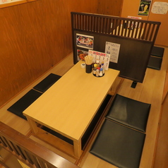 気の置けない友人との飲み会や、会話を楽しみたい女子会にぴったりなテーブル席です。明るく開放的な雰囲気の中で、美味しい料理を囲めば自然と会話も弾みます◎ゆったりとした座席配置なので、周りを気にせずリラックスしてお過ごしください。