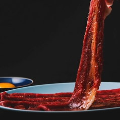 【ミルフィーユ焼きすき】強い肉味と甘く香ばしいすき焼きダレが口の中で溢れる。の写真