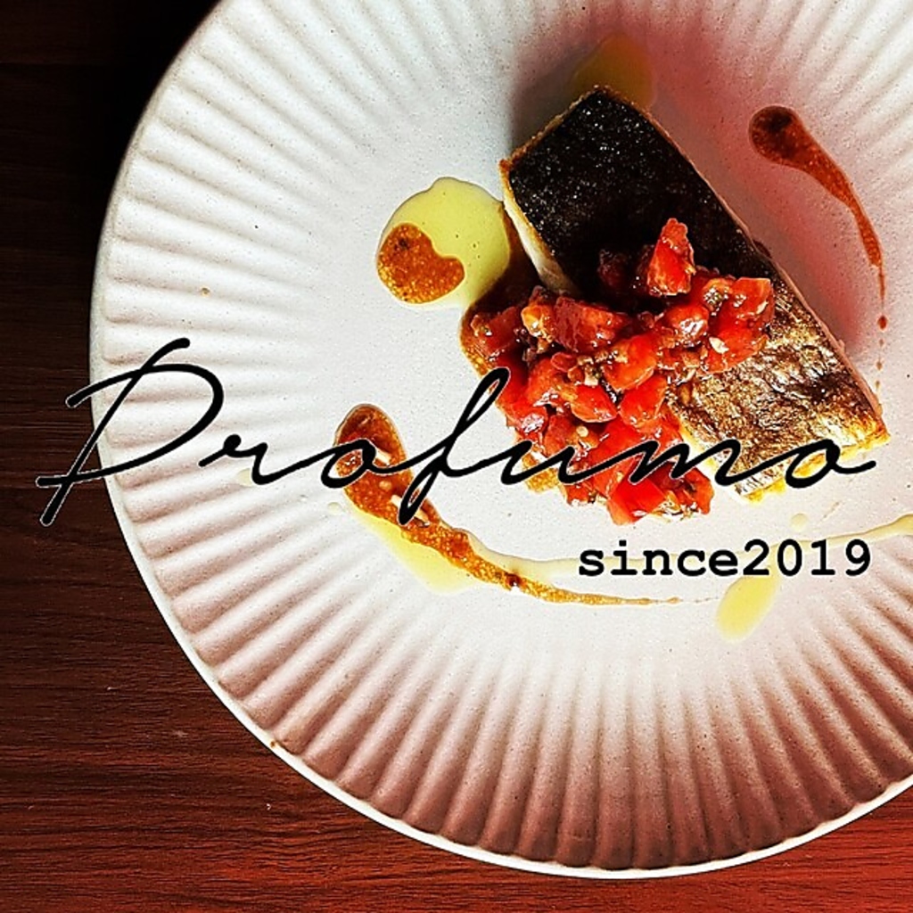 こだわりの食材を使った魚介料理は、旬の素材を活かし見た目にも美しく味わい深い体験を提供します。