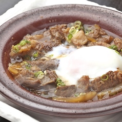 牛すじ陶板焼き 温玉のせ