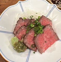 国産牛モモ肉低温調理　特製ソースと茎ワサビを添えて