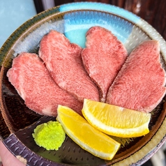 【◇圧倒的人気No.1！◇】最高部位だけを使った“特上タン”をレモン・わさびで堪能の写真