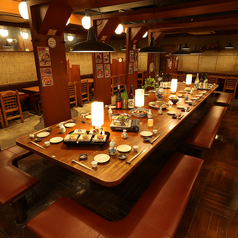 仲間との食事や飲み会を楽しめる快適テーブル席を多数ご用意しております。※画像は系列店