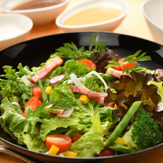 【テイクアウト／ディナーのみ】県産野菜の彩りサラダ