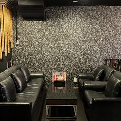 4名様でご利用いただける、居心地も良いのソファー席。ゆったりとした黒のソファーで、リラックスムード満点◎。落ち着いた雰囲気のお席で、デートや女子会、ご家族でのお食事など、様々なシーンでご利用いただけます。ソファー席は人気のため、ご希望の際はお早めに！