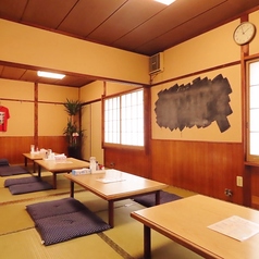 落ち着いた和の空間に、4名様用のお座敷席を4卓ご用意。それぞれのお席は繋げてご利用いただくことも可能で、最大20名様までの宴会にも対応できます。足を伸ばしてゆったりくつろげるお座敷で、グループでのご利用にも最適な空間です。