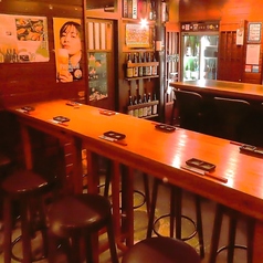 店内入ってすぐ、赤煉瓦とマホガニーを基調としたテーブル席！広々とした空間◎（こちらは喫煙席となります）喫煙者おすすめのバーテーブルになります♪伝統的で落ち着いた雰囲気を持ちつつも、温かく親しみやすい空間で一杯いかがでしょうか？ご予約お待ちしております！