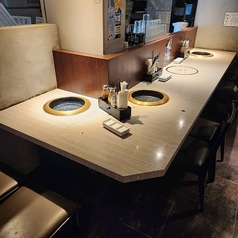 2名ずつお座りいただけるカウンター席をご用意！【大森・忘年会・新年会・女子会・誕生会・記念日・合コン・宴会・飲み会・居酒屋・二次会・食べ放題・焼肉・会社宴会・家族・学生コンパ・サークル飲み・オフ会・打ち上げ】