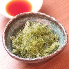 【沖縄県産食材使用】海ぶどうや島もずくなど、お酒が進む本場沖縄の一品料理が勢揃い！の写真
