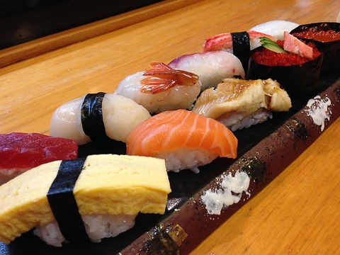 ネタ良し、味良し、気分良しがモットーの大将が心をこめて握るお寿司を味わおう！