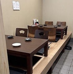 足を伸ばしてゆったりと寛げる掘りごたつ席をご用意しております。木の温もりが感じられる落ち着いた空間は少人数でのお集まりから各種ご宴会まで幅広いシーンに最適です。周りを気にせずご家族やご友人と一緒にお食事や会話を心ゆくまでお楽しみいただけます。ゆったりとした時間をどうぞ。