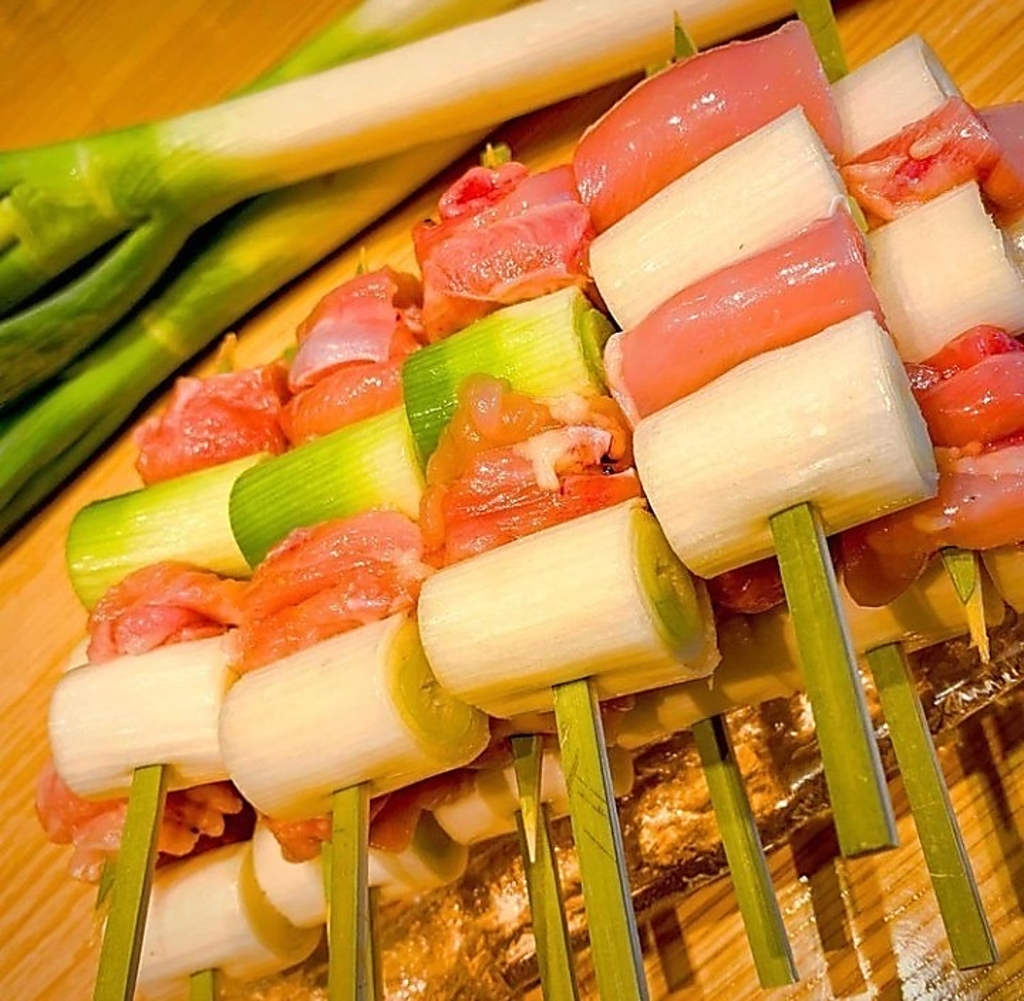 大山鶏を使用し外はパリッ、中は肉汁があふれるジューシーさ。一度食べたらもう止まりません。