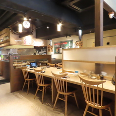 【横並びカウンター席!】お仕事帰りの一人飲みにも!平日のちょこっとデートのお二人様にも!横並びだからのんびり会話ができます♪