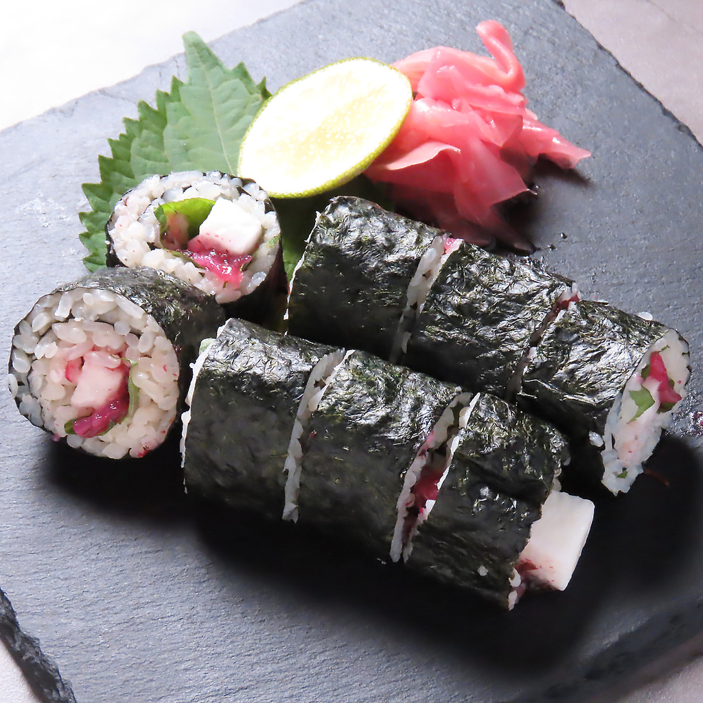 刺身盛り合わせや巻き寿司など、海鮮をたっぷり堪能できるコース料理もあり！贅沢なひとときをどうぞ