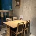 2階のテーブル席は、ご友人やご家族とのお食事に最適です◎落ち着いた照明と木目を基調とした内装で、ゆったりとリラックスしてお過ごしいただけます。寿司や和牛が楽しめるコース料理を囲んで、楽しいひとときを♪