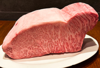 厳選肉使用。炭火でじっくり引き出す素材の旨味