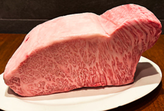厳選肉使用。炭火でじっくり引き出す素材の旨味