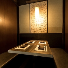 和の趣き溢れる店内は、大小それぞれの部屋に分かれた扉付き個室空間!2名様~団体様までご利用可能な個室空間をご提供!束の間のひとときに、ついつい時間の経過を忘れてしまうくつろぎ個室です!