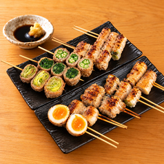 【職人技が光る絶品】炭火香る焼き鳥盛り合わせを堪能