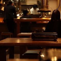 ゆったりくつろげるテーブル席