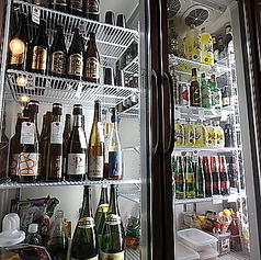 瓶ビール、ボトルワイン、日本酒の瓶など、冷蔵庫内の商品は全てセルフです
