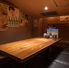 団体様でもゆったりとお過ごしいただける、掘りごたつ席。ゆったりとお話を楽しめるようなテーブルの設計になっているため、お友達や会社の飲み会などでも最適。各種飲み放題付きの宴会プランもご用意しておりますので、シーンに合わせてご利用ください。