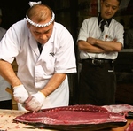 築地で仕入れた本鮪をお客様の目の前でさばく解体ショーは迫力満点!!※開催日はお問い合わせ下さい