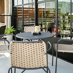 開放感たっぷりなペットOKのテラス席 外の空気を感じながら過ごせるテラス席は、愛犬との同伴も可能です。お散歩のついでに立ち寄れるのが嬉しいポイント◎さらに喫煙もできるので、愛煙家の方もリラックスして過ごせます！青空の下や夜風を浴びながら、開放的な気分でお酒や食事を楽しんでみてください♪