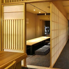 【掘りごたつ個室/5～11名様×2部屋】部署のお集まりや親族一同のご会食にもおすすめ。周りを気にせず過ごせるプライベート感満点の完全個室をご用意。足を伸ばしてくつろげる掘りごたつ席で、5～11名様の一体感ある中規模宴会が可能です。同僚やご友人との飲み会はもちろん、大切な方をもてなす接待にもうってつけ。