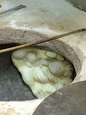 タンドール（特性の窯）で、ふっくら焼き上げる、出来立てのもちもちナンが自慢です！
