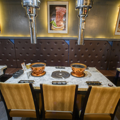 【6名様掛けテーブル席×3卓】コンロ付きのお席は、お肉を焼きながら楽しくお食事や会話を満喫いただけます♪家族や友人とのプライベートな食事から、仕事での各種ご宴会などビジネスシーンにも使い勝手の良いお席です。