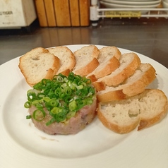 マグロといぶりがっこのタルタル ～バケット添え～
