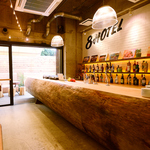 ８LOUNGEの象徴！カナダ産7メートルのアメリカンレッドシダーのカウンターは見どころです