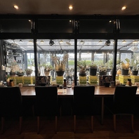 外を眺めながらお食事ができるカウンター席