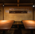 店内は、木の温もりを感じる温かい空間。天然木の優しい風合いが心地よく、和の趣を感じるお席となっております。日常を忘れ、お話やお食事ををお楽しみください。個室やロスト席もは女子会や合コンにも人気！掘りごたつは最大80名様！ご予約はお早めにお問い合わせください。