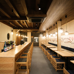 【テーブル席最大28名・貸し切り最大40名】会社やサークルの宴会、結婚式の二次会など大人数のお客さまにもテーブル席やカウンターを利用して最大40名様までご利用いただくことができます。店内には100インチのプロジェクターも完備。アイデア次第でお客さまに合わせたテーブルレイアウトをご提案させていただきます。