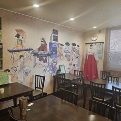 ランチ宴会から夜の宴会まで、少人数から最大25名様までの店舗貸切を承ります。掘りごたつやテーブル席を自由に使い、本場の韓国料理を囲んで一体感のあるひとときを。マッコリを片手に、大切な仲間と心ゆくまで語り合えるプライベート空間を演出いたします。人数やご予算、料理内容も柔軟にご相談ください。