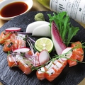 料理メニュー写真 サーモンメインのお造り盛り合わせ4種