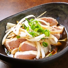 ピリッと辛い玉ねぎがとにかく合う◎たっぷりのタレに漬け込んだ【鶏たたき】はご飯もお酒も進む絶品料理♪の写真