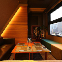 9階はランチ・ディナー各1日1組限定の景色の良いプライベートソファ個室となっております。毎月予約でいっぱいのお席です。ご予約はお早めに!! ／記念日など大切な日のご利用に／専用化粧室あり／窓2箇所で換気も◎