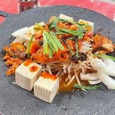 【本場のトレンドを堪能】ぷりぷりイカが躍る！チュクミ風鉄板鍋の写真