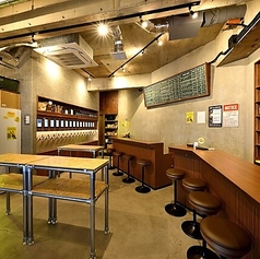 当店ではカウンター席を9席（イス有）ご用意しております。お仕事帰りにお一人でまったりお楽しみいただける他、デートなどでのご利用にも最適です。