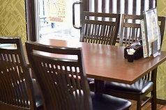 ゆったり座れるテーブル席をご用意しています。