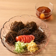 【そうめんスタイルでつるっと味わう清涼感】冷やしもずくの写真
