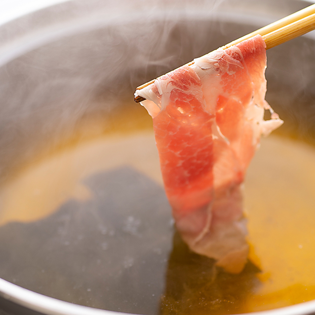 醤油ベースの和風出汁に肉をくぐらせて、タレを付けずにそのままお召し上がりください♪