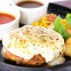 【自分好みにカスタム】トマトチーズハンバーグと選べるオムライス 1,900円（税込 2,090円）