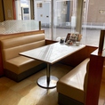 1階フロアのテーブル席は大小合わせて様々にご用意！当日OKのコースもこちらで注文できますので、ぜひお試しください！