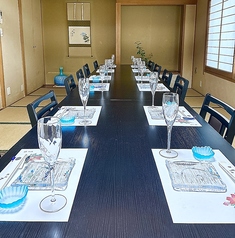 【松竹】 最大12名様までご利用可能な椅子席です。ご家族のお集まりやご接待など少人数から中規模まで、さまざまなシーンに合わせてご利用いただけるお座敷です。フスマで仕切って4名様からもご利用頂けます。