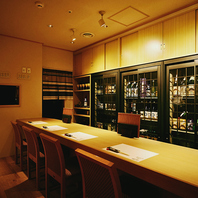 ■掘りごたつ個室＆日本酒の並ぶカウンター席